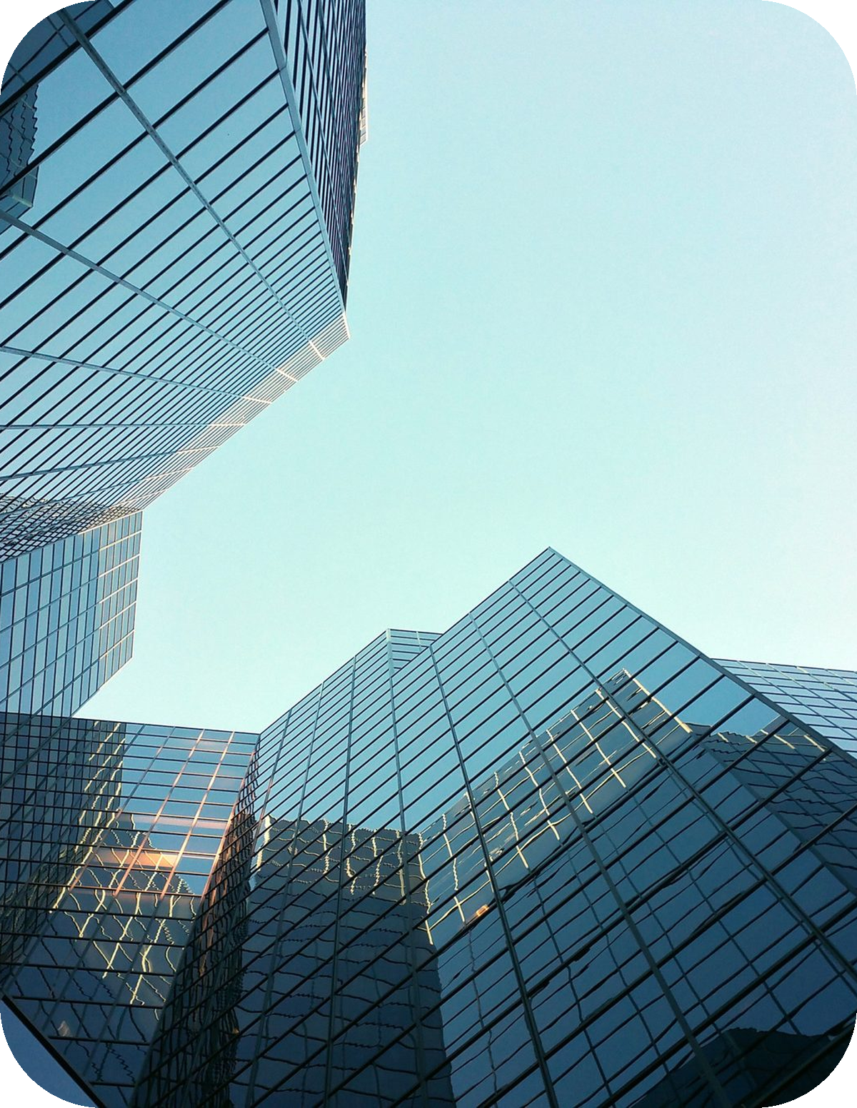 Edifícios corporativos espelhados vistos de baixo